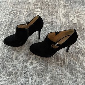 Nine West faux suade closed toe heel